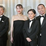 　カンヌ国際映画祭で「箱の中の羊」の公式上映後、取材に応じる（左から）是枝裕和監督、綾瀬はるかさんら＝１６日、フランス・カンヌ（共同）