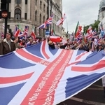　１６日、ロンドンで極右活動家が主催したデモに参加し、英国旗を広げる人たち（共同）
