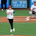　米大リーグ、エンゼルス-ドジャース戦で始球式を務めるフィギュアスケート女子の島田麻央。マウンド手前でジャンプを披露してから投球した＝アナハイム（共同）