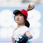 　米大リーグ、エンゼルス-ドジャース戦で始球式を務めるフィギュアスケート女子の島田麻央＝アナハイム（共同）