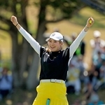 　通算１５アンダーで優勝しガッツポーズする桑木志帆＝福岡雷山ＧＣ