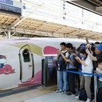 　「ハローキティ」をあしらった５００系新幹線のラストランに集まった大勢のファン＝１７日午前、ＪＲ新大阪駅