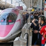　ラストランでＪＲ新大阪駅に入線した、「ハローキティ」をあしらった５００系新幹線＝１７日午前