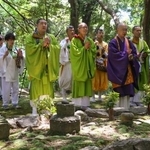 　補陀洛山寺の裏山にある「渡海上人」の墓前で読経する僧侶たち＝１７日午後、和歌山県那智勝浦町