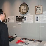 　憲政記念館で開かれている、女性政治家の経歴や選挙グッズを紹介する企画展＝４月、東京・永田町