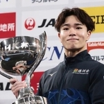　男子個人総合で３連覇し、世界選手権代表に決まった岡慎之助＝東京体育館