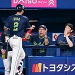 　２回、先制スクイズを決めた古賀（左）を迎えるヤクルト・池山監督＝バンテリンドーム