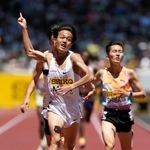 　男子３０００メートル　７分３８秒９８の日本新記録で優勝した森凪也（手前）＝ＭＵＦＧスタジアム