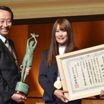 　岐阜県民栄誉大賞を受賞し、江崎禎英知事（左）と写真に納まる村瀬心椛選手＝１７日午後、岐阜市