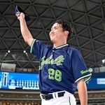 　中日に快勝し、声援に応えるヤクルト・松本健＝バンテリンドーム
