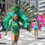 　サンバやダンスのチームが華やかにパレードする神戸まつり＝１７日午後、神戸市