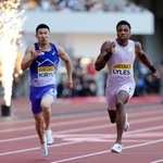 　男子１００メートル決勝　力走するノア・ライルズ（右）と桐生祥秀＝ＭＵＦＧスタジアム