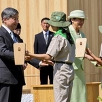 　松山市で開かれた第７６回全国植樹祭の式典に出席された天皇、皇后両陛下＝１７日午後（代表撮影）