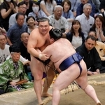 　豪ノ山に押し出され敗れた霧島＝両国国技館