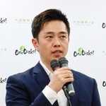 　大阪府知事選に４選を目指して出馬する意向を表明した日本維新の会代表の吉村洋文知事＝１７日夜、大阪市