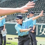 　甲子園球場で行われた全国審判講習会に参加した女性審判員の佐藤加奈さん＝４日、兵庫県西宮市