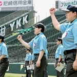 　甲子園球場で行われた全国審判講習会に参加した女性審判員の岩男香澄さん（右端）ら＝４日、兵庫県西宮市