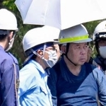 　磐越自動車道バス事故の実況見分に立ち会う若山哲夫容疑者（右から２人目）＝１８日午前９時３２分、福島県郡山市