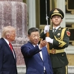 北京の人民大会堂で歓迎式典に臨むトランプ米大統領（左）と中国の習近平国家主席＝２０２６年５月１４日（共同）