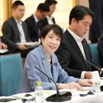 　地域未来戦略に関する関係副大臣等会議で発言する高市首相（左から２人目）＝１８日午前、首相官邸