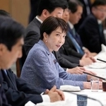 　政府与党連絡会議に出席した高市首相（中央）。２０２６年度補正予算案編成も含め、対応を検討するよう指示したと明らかにした＝１８日午後、首相官邸