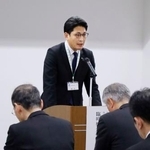 　臨時の校長研修会で発言する新潟県教育委員会の頓所裕史教育次長＝１８日午前、新潟県庁