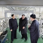 　核物質生産基地と核兵器研究所を視察した北朝鮮の金正恩朝鮮労働党総書記（中央）（朝鮮中央通信＝共同）