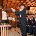 　北陸新幹線専用の水力発電所建設工事の安全を祈願する北陸電力の松田光司社長＝１８日午前、石川県小松市