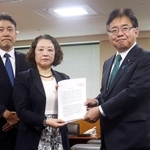 　上野厚労相（右）に緊急要請書を手渡す連合の芳野友子会長＝１８日午後、厚労省