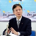　記者会見するＪＲ東海の丹羽俊介社長＝１８日午後、名古屋市