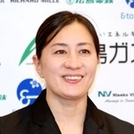 　現役生活を終え、報告会で話すスノーボード女子パラレル大回転の竹内智香さん＝１８日、広島市