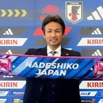　サッカー女子日本代表「なでしこジャパン」の新監督に就任しポーズをとる狩野監督＝１８日、東京都内