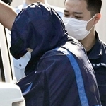 　送検のため栃木県警さくら署を出る竹前海斗容疑者（手前）＝１８日午前７時３０分