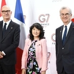 　Ｇ７財務相・中央銀行総裁会議で会場入りした片山財務相（中央）。左はフランスのレスキュール経済・財務相＝１８日、パリ（共同）