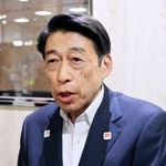 　記者団の取材に応じる福岡県の服部誠太郎知事＝１８日午前、福岡市