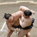 　霧島（左）が寄り倒しで若元春を下す＝両国国技館