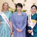 　全米さくらの女王のキャロライン・キャンベルさん（左）と面会する高市首相。右は日本さくらの女王の清水悠華さん＝１８日午後、首相官邸