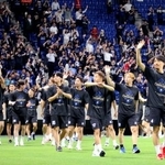 　ＡＣＬ２優勝の報告会で、サポーターに手を振る中谷（右端）らＧ大阪の選手たち＝１８日、パナソニックスタジアム吹田
