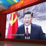 　中国人民革命軍事博物館で中国の習近平国家主席を映す大型画面＝２月、北京（共同）