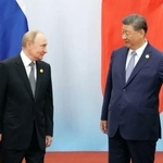 　２０２５年９月、上海協力機構首脳会議で記念撮影を終えた、中国の習近平国家主席（右）とロシアのプーチン大統領＝中国天津市（共同）