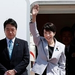 　韓国訪問のため羽田空港を出発する高市首相（右）＝１９日午前
