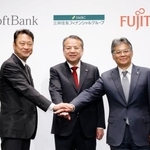 　健康や医療分野での業務提携に関し基本合意した（左から）ソフトバンクの宮川潤一社長、三井住友フィナンシャルグループの中島達社長、富士通の時田隆仁社長＝１９日午前、東京都港区