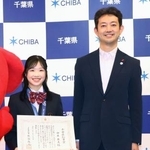 　千葉県の熊谷俊人知事（右）から知事賞を授与されたフィギュアスケート女子の中井亜美選手＝１９日午前、千葉県庁