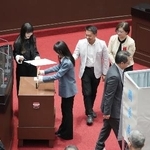　台湾の立法院（国会）で頼清徳総統の弾劾案に対する投票をする立法委員（議員）ら＝１９日、台北市（共同）