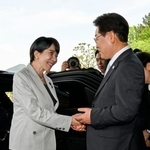 　会談を前に、韓国の李在明大統領（右）の出迎えを受ける高市首相＝１９日、韓国・安東（共同）