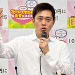 　記者会見する大阪府の吉村洋文知事＝１９日午後、大阪府庁