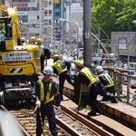 　ＪＲ上野駅のレールを新品に交換する作業員＝１９日午後