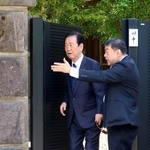 　田中角栄元首相の墓参りをした中道改革連合の小沢一郎元衆院議員＝１９日午後、新潟県柏崎市