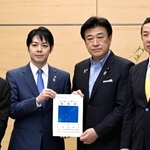 　北方領土に関する要請書を木原官房長官（中央右）に手渡す北海道の鈴木直道知事（同左）＝１９日午後、首相官邸