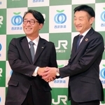　記者会見で握手するＪＲ東日本の喜勢陽一社長（左）と西武鉄道の小川周一郎社長＝１９日午後、東京都内
